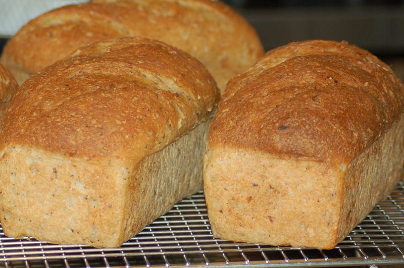 Хлеб в духовке видео. Хлеб в духовке. Домашний хлеб в духовке. Воздушный хлеб в духовке. Самый вкусный хлеб в духовке.